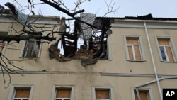 Разрушенное российской ракетой здание школы в Херсоне