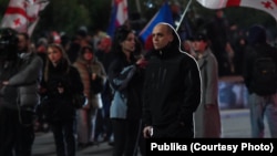 2025 წლის 20 ოქტომბერი. კონსტანტინე ხიდირბეგიშვილი პარლამენტის წინ, რუსთაველის გამზირზე