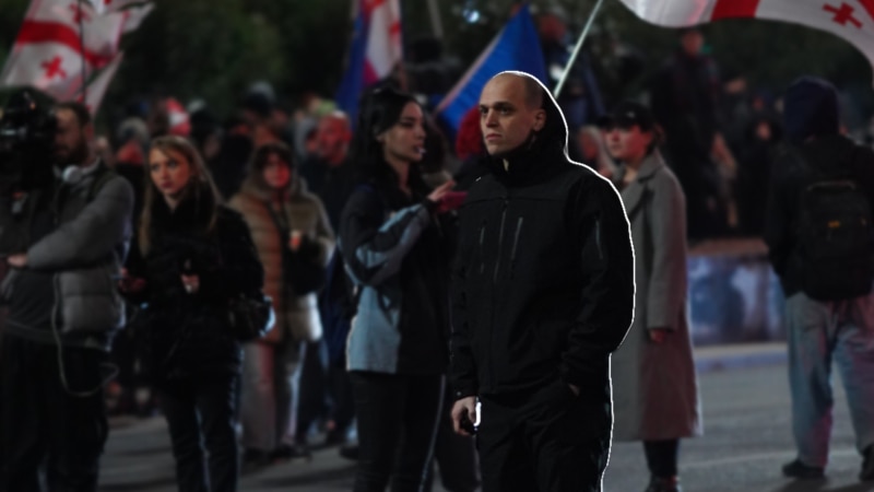 ვინ არის მილიონერი პოლიციელი, რომელიც აქციაზე „საზოგადოებრივ წესრიგს“ იცავს