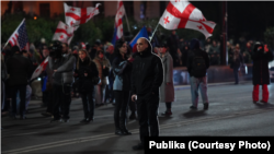 კონსტანტინე ხიდირბეგიშვილი პარლამენტის წინ, რუსთაველის გამზირზე. 2025 წლის 20 ოქტომბერი