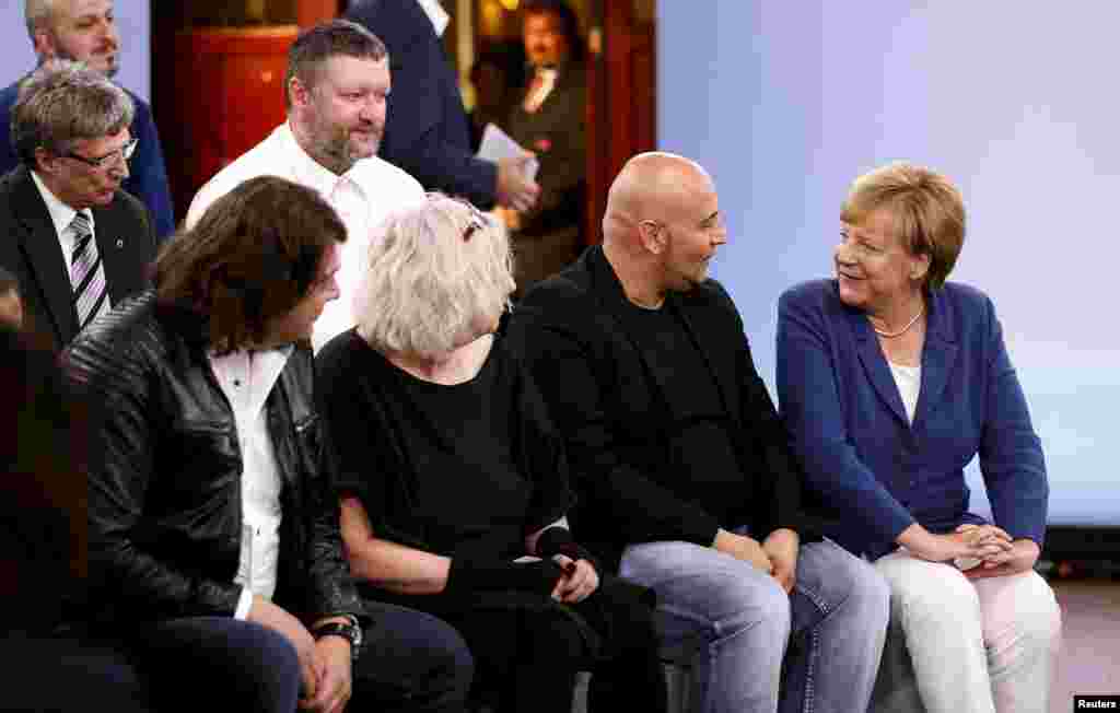 Almaniyanın kansleri Angela Merkel&nbsp;​Duisburgda təşkil edilən müzakirələrdə iştirakçının yanında əyləşib.&nbsp;​&nbsp;REUTERS/Ina Fassbender