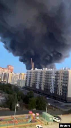 Fumul se ridică dinspre depozitul Wildberries din Volgograd, vineri, 31 iulie.