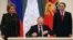 Ресей президенті Владимир Путин Қырымды Ресейге қосу құжатына қол қойып отыр. Мәскеу, 21 наурыз 2014 жыл.