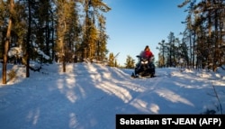 Канадійський військовий рейнджер на сноумобілі в Єллоунайфі в Північних Територіях арктичної Канади (ілюстраційне фото)