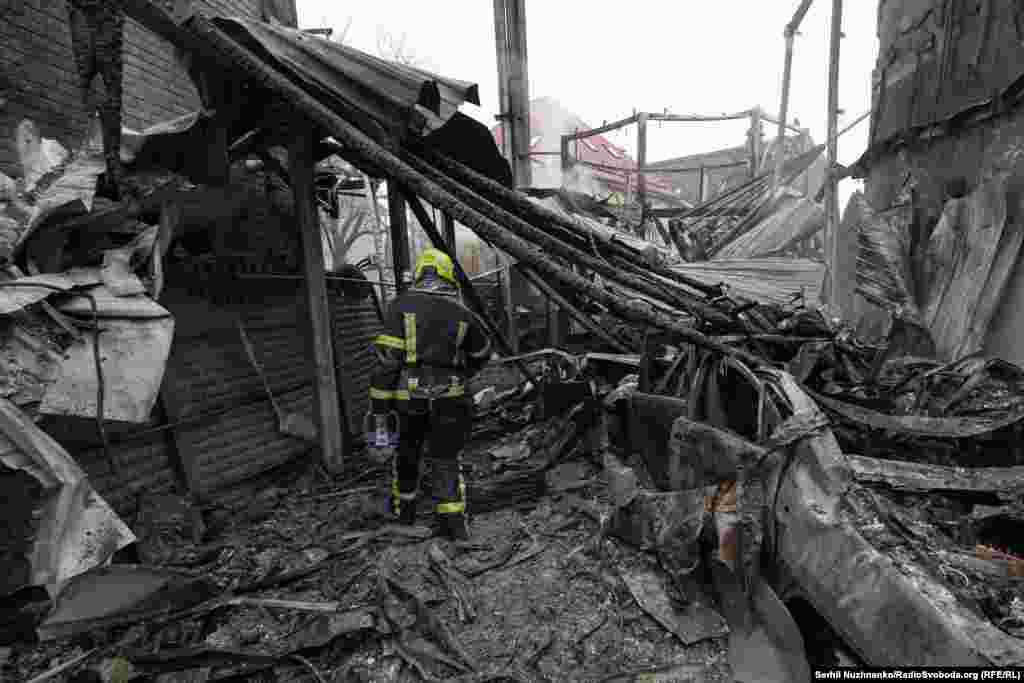 «Це був прямий приліт «Шахеда». Прокинувся вже на підлозі. В стінах скрізь уламки скла стирчать. Боженька вберіг, накрив мене чудо-покривалом», – розповів Радіо Свобода власник зруйнованого будинку Олександр