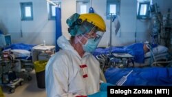 Védőfelszerelést viselő ápoló a budapesti Semmelweis Egyetem Városmajori Szív- és Érgyógyászati Klinika koronavírusos betegek fogadására kialakított intenzív osztályán 2021. április 9-én.