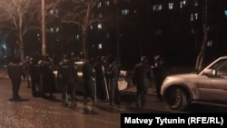 Участников акции движения "Весна" задерживали десятки сотрудников полиции