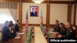 Səfir Robert Cekuta yeni hərbi attaşeni - polkovnik Adam Kavlik-i müdafiə nazirinə təqdim edir. 13 iyul 2017