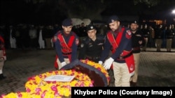 د پولیسو د سرتېري د جنازې مراسم د پېښور په ملک سعد پولیس لاین کې ترسره شول - د جنورۍ نهمې انځور 