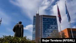 Statua prvog predsednika Kosova Ibrahima Rugove, koja se nalazi naspram Vlade i Predsedništva, 31. oktobar 2025.