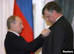 Владимир Путин награждает Фредерика Паулсена орденом Дружбы, Москва, Кремль, 2008 год