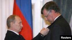 Ruski predsjednik Vladimir Putin odlikuje Frederika Paulsena, švedskog člana arktičke dubokovodne ekspedicije 2007., Ordenom prijateljstva.