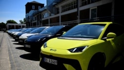 Електромобілі BYD Dolphin Surf припарковані перед місцем проведення презентації автомобілів автовиробника BYD у Берліні, Німеччина, 21 травня 2025 року