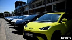 Електромобілі BYD Dolphin Surf припарковані перед місцем проведення презентації автомобілів автовиробника BYD у Берліні, Німеччина, 21 травня 2025 року