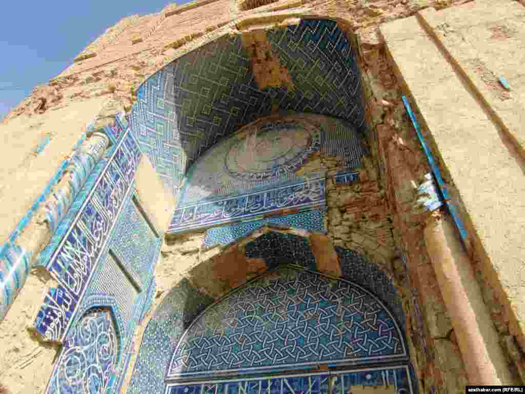 Mäne Baba mawzoleýiniň portaly