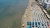 Интересот на српските граѓани за дестинациите на албанскиот брег значително расте од 2020 година. ( Плажа во Драч на 25 јуни 2021 година)