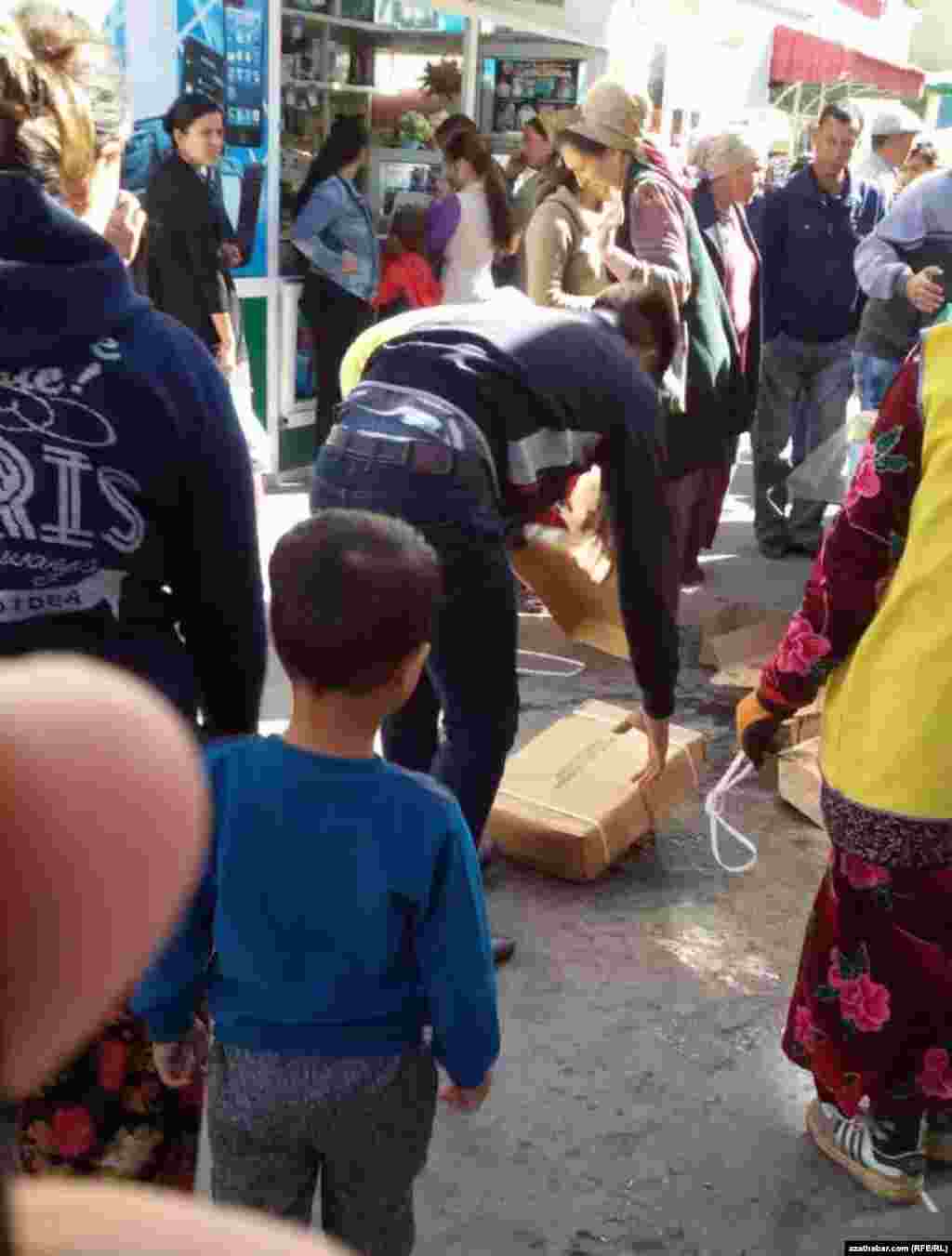 Türkmenabadyň bazarynda