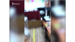 Календари за одного из кандидатов раздают прямо на участке...