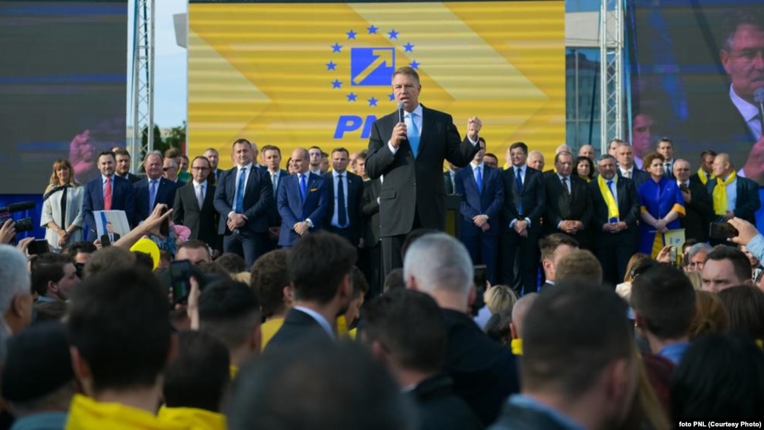 Klaus Iohannis printre foștii săi colegi din PNL, care-i fac și campania prezidențială de anul acesta