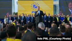 Klaus Iohannis printre foștii săi colegi din PNL, care-i fac și campania prezidențială de anul acesta