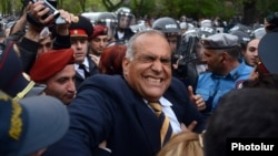 Armenia - Riot police confront opposition leader Raffi Hovannisian in Yerevan, 9Apr2013.