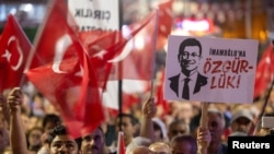 FOTO DE ARHIVĂ: Miting de protest împotriva arestării primarului din Istanbul, Ekrem Imamoğlu, la Istanbul, în septembrie 2025.