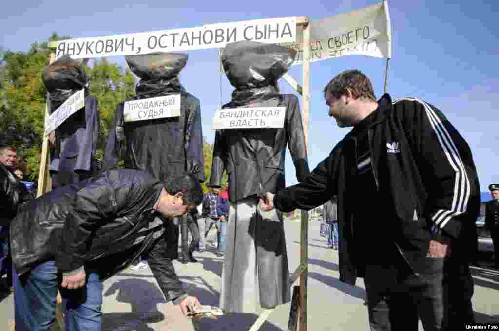 200 пайовиків cпалили 3 опудала і автомобіль на мітингу з вимогою до президента Віктора Януковича вирішити їхню земельну проблему в селах Віліне, Піщане, Берегове (Бахчисарайський район, Крим), 10 жовтня 2013 року