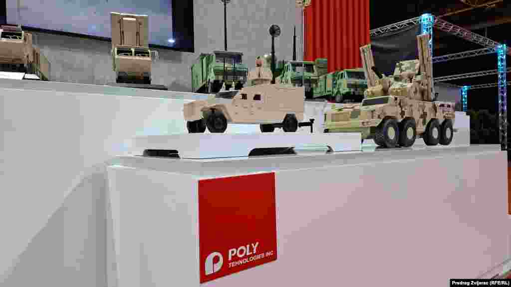Makete vojnih kamiona i raketnih lanserana štandu kineske firme Poly Technologies