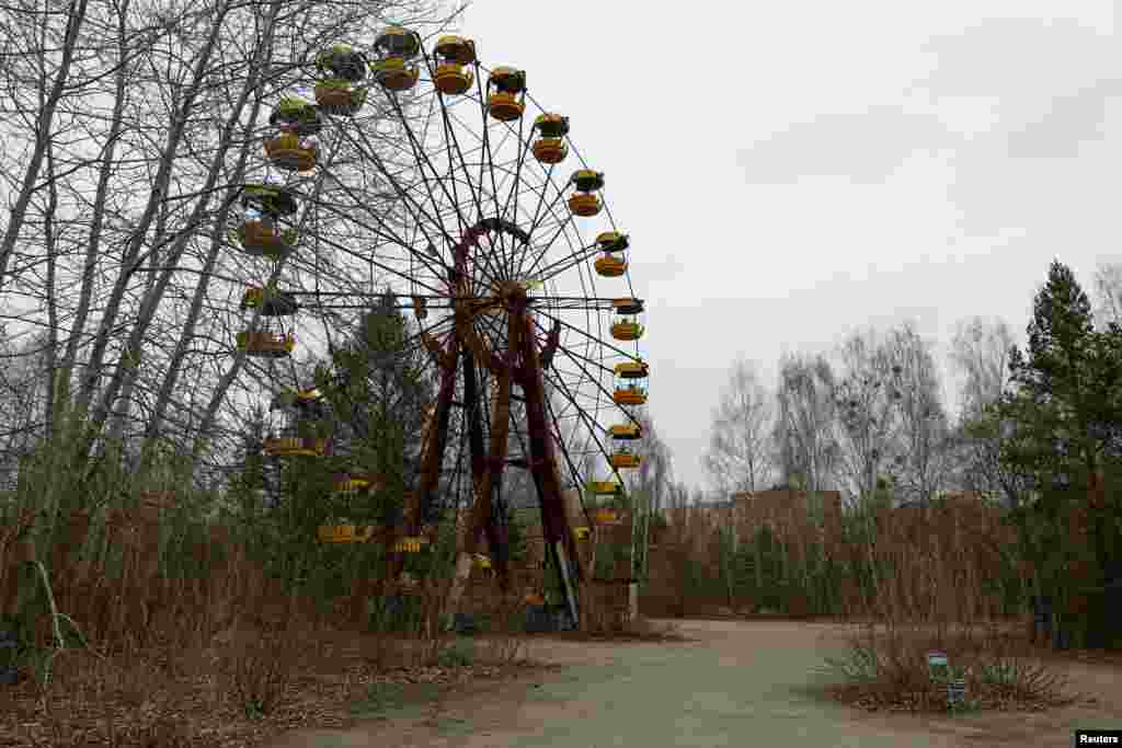 Különösen bizarr látványt nyújt a népesség jelentős hányadát adó gyermekek számára létesített vidámpark.