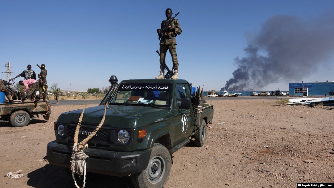 یک سرباز ارتش سودان پس از تصرف یک پالایشگاه نفت