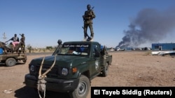 یک سرباز ارتش سودان پس از تصرف یک پالایشگاه نفت