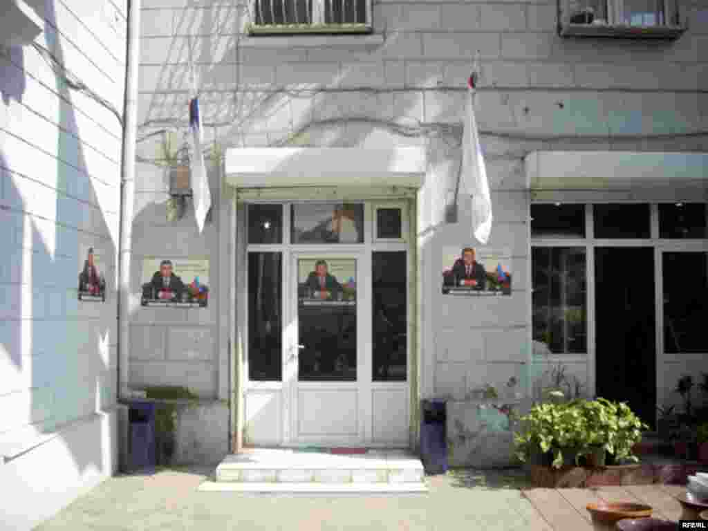 Böyük Quruluş Partiyasının sədri Fazil Qəzənfəroğlunun seçki qərargahından bildirdilər ki, onun prezidentliyə namizəd olması deputat kimi aldığı müraciətlərin, şikayətlərin sayını bir az da artırıb. Qərargah bir neçə geniş otaqdan və konfrans zalından ibarətdir. Texniki avadanlıqla yaxşı təmin olunub. Divarlarda Fazil Qəzənfəroğlunun müxtəlif tərtibatlı şəkilləri asılıb... 