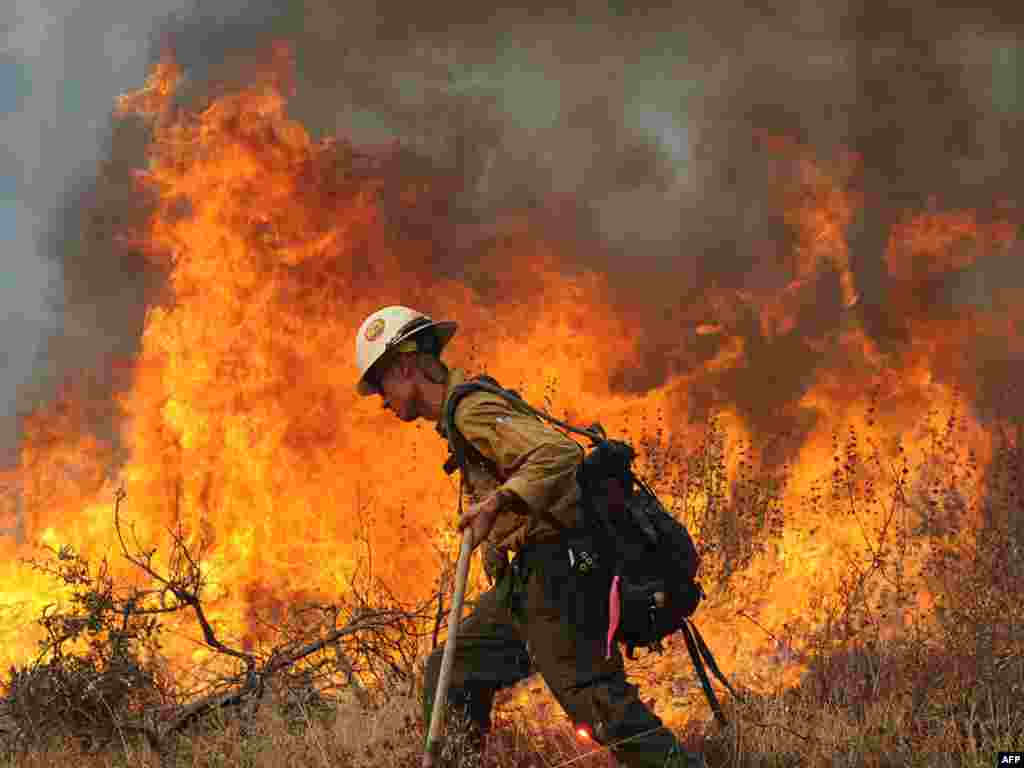 Лесные пожары в США вплотную подступили к пригородам Лос Анджелеса, Калифорния