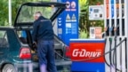 Čovek puni male kanistere na benzinskoj pumpi kojom upravlja Naftna industrija Srbije (NIS) u Beogradu 9. oktobra 2025. godine.