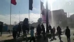 په ايران کې زرګونو کسانو لاریون وکړ