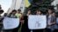 Акція «Україна – не рояль» біля Адміністрації президента України з вимогою відставки президента Володимира Зеленського. Київ, 24 травня 2019 року. За схожий пікет у Рівному 16-річна Дарія Коцюруба та 20-річний Роман Філюк опинилися у поліцейському відділку