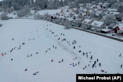 Dok su snežne padavine nekima donele probleme, drugi su iskoristili sneg za zimske radosti i sankanje, Oberajfenberg kod Frankfurta, 3. januar 2025.