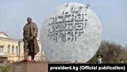 Памятник Бишкеку баатыру.