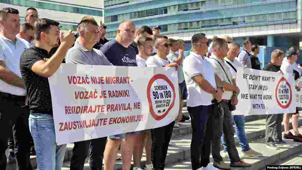 Učesnici protesta autoprevoznika u Sarajevu drže natpis "Vozač nije migrant - vozač je radnik! Revidirajte pravila, ne zaustavljajte ekonomiju!" 