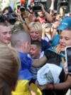 Анна з сином Кирилом одні з тих, хто зі сльозами радості на очах не може дочекатися миті, щоб обняти своїх. Їхній чоловік і батько Максим нарешті на волі. Обмін 14 серпня 2025 року<br><br>