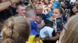 Анна з сином Кирилом одні з тих, хто зі сльозами радості на очах не може дочекатися миті, щоб обняти своїх. Їхній чоловік і батько Максим нарешті на волі. Обмін 14 серпня 2025 року<br><br>