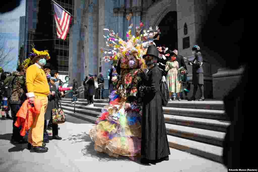 A XIX. század végétől a húsvétot használta ki a manhattani felsőosztály, hogy ne csak a gazdagon díszített New York-i gótikus templomokat csodálják meg, de egymás előkelőbbnél előkelőbb ruháit is.