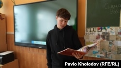 Учень читає текст під час уроку