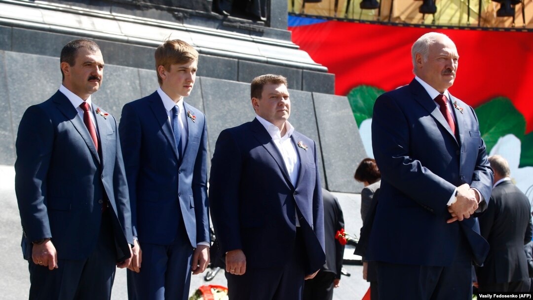 Alexandr Lukașenko și fii săi, Viktor, Mikali și Dmitri, de la stânga la dreapta