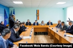 Președinta Maia Sandu, împreună cu prim-ministrul Dorin Recean și vicepremierul Oleg Serebrian, discută cu primarii satelor din Zona de Securitate.