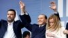 A szeptember 25-i választásokon leadott szavazatok csaknem végleges feldolgozása alapján a Giorgia Meloni vezette Olasz Testvérekből (Fratelli d&rsquo;Italia), a Salvini-féle Ligából és Berlusconi Hajrá Olaszországjából (Forza Italia) felálló koalíció szilárd többséget szerzett a parlament mindkét házában: a szenátusban és a képviselőházban. A képen a három párt elnöke egy kampányzáró eseményen