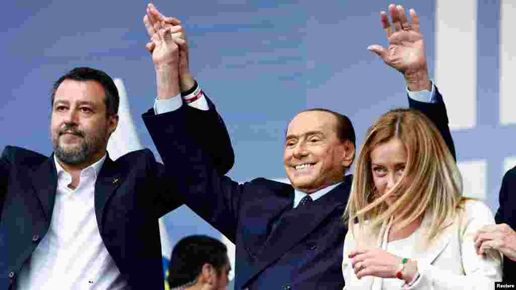 A szeptember 25-i választásokon leadott szavazatok csaknem végleges feldolgozása alapján a Giorgia Meloni vezette Olasz Testvérekből (Fratelli d&rsquo;Italia), a Salvini-féle Ligából és Berlusconi Hajrá Olaszországjából (Forza Italia) felálló koalíció szilárd többséget szerzett a parlament mindkét házában: a szenátusban és a képviselőházban. A képen a három párt elnöke egy kampányzáró eseményen