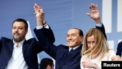 A Liga vezetője, Matteo Salvini, a Forza Italia első embere, Silvio Berlusconi és az Olaszország Fivérei vezetője, Giorgia Meloni kampányzáró rendezvényükön Rómában, a Piazza del Popolón 2022. szeptember 22-én