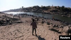 Etiopljani, koji su pobegli od novih sukoba u regionu Tigraj, na obali reke Setit na granici između Sudana i Etiopije u selu Hamdait, 14. novembar