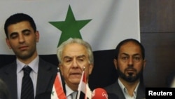 Один из лидеров сирийской оппозиционной Национальной коалиции Самир Нашар (в центре)